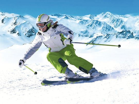 Dynamisch carvt ein Skifahrer die frisch präparierte Abfahrt hinunter. (Bild: Helmut Baumgartner)