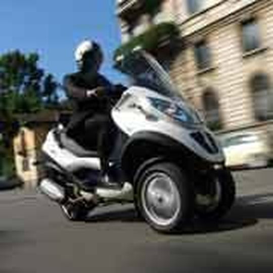 Was noch einigermaßen gut lief 2010, waren einzelne Erfolgsmodelle wie der Piaggio MP3-400, Sieger in der Neuzulassungsstatistik Kategorie „Kraftroller“. Was noch einigermaßen gut lief 2010, waren einzelne Erfolgsmodelle wie der Piaggio MP3-400, Sieger in der Neuzulassungsstatistik Kategorie „Kraftroller“.
