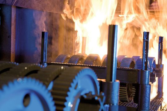 Eine Parallel-Differenzstrom-Regelung ermöglicht es bei dieser Ofenanlage, die auftretenden Stromspitzen zu kappen, ohne dabei den Durchsatz der Härterei zu reduzieren. (Bild: Rene Gaens)