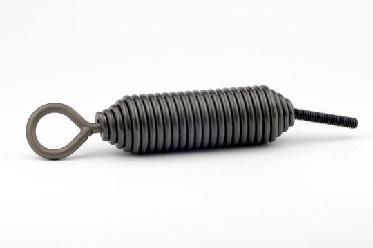 Zugfeder mit einer max. Federkraft von Fn = 1150 N bei einer Federsteifigkeit von nur 4 N/mm. (Bild: Dr. Werner Röhrs)