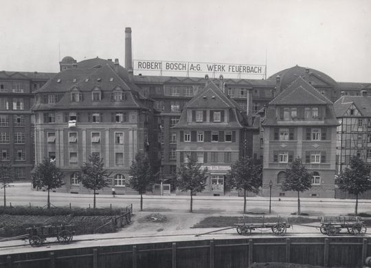 1924: Lipp’scher Bau mit dem Schriftzug „Robert Bosch A.-G. Werk Feuerbach“, davor Wohnhäuser 1924: Lipp’scher Bau mit dem Schriftzug „Robert Bosch A.-G. Werk Feuerbach“, davor Wohnhäuser