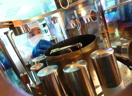 2008: Eröffnung eines regionalen Zentrums für Forschung und Vorausentwicklung in Singapur, im Bild zu sehen ist die Einrichtung von Verdampfungsquellen für die Abscheidung von organischen Schichten.