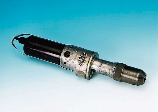 1932: Mit dem Prinzip des elektrischen Kleinmotors im Handgriff, bekannt aus der 1928 vorgestellten Forfex Haarschneidemaschine, entwickelte Bosch ein neues Anwendungsgebiet – das kompakte Elektrowerkzeug war geboren. Im Bild zu sehen ist die erste Handbohrmaschine.