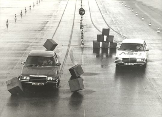 1978: Beginn der Serienfertigung des elektronisch gesteuerten Antiblockiersystems ABS. Im Bild: Vergleichstest mit Mercedes-Limousinen ohne und mit Bosch-ABS.