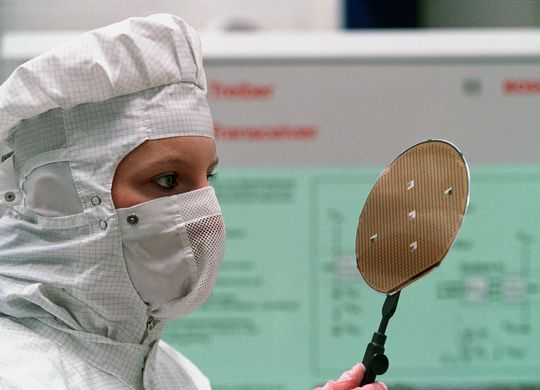 Bosch verbessert ständig Materialien und Prozesse, um mikromechanische Sensoren für das Kraftfahrzeug noch kleiner und leistungsfähiger zu machen