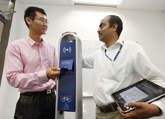 Bosch-Südostasien-Zentrale Singapur: Zwei Mitarbeiter der Bosch Software Innovations mit dem Prototyp einer Ladesäule für Elektrofahrzeuge