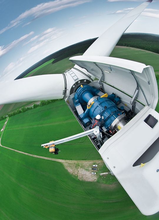 Generatorgetriebe von Bosch Rexroth (hier unter der geöffneten Wartungsklappe) setzen die Bewegung von Windrädern in elektrische Energie um