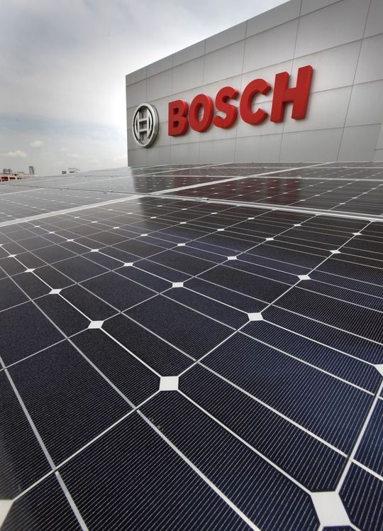 Bosch-Südostasien-Zentrale Singapur: monokristalline Photovoltaikmodule auf dem Dach des Hauptgebäudes