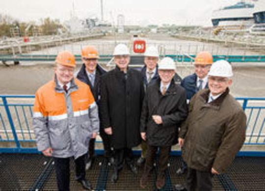 Bei der Besichtigung der Klärbecken: (v.l.) Detlef Grenz, Betriebsleiter Currenta Umwelt, Thomas Müller, Geschäftsfeldsegment-Leiter bei Currenta Umwelt, Currenta-Geschäftsführer Dr. Joachim Waldi, Chempark-Leiter Dr. Ernst Grigat, Georg Wulf, Wupperverband, Dr. Fritz Bremer, Currenta-Umwelt-Berater, Dr. Walter Leidinger, Leiter des Chempark Dormagen und Leiter Geschäftsfeld Umwelt (Bild: Currenta)