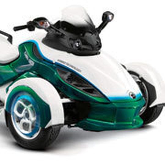 Die Y-Bauweise des Can-Am Spyder Roadster stellt die Ingeieure bei der Konzeptionierung des neuen Hybridantriebs vor komplexe Herausforderungen. Die Y-Bauweise des Can-Am Spyder Roadster stellt die Ingeieure bei der Konzeptionierung des neuen Hybridantriebs vor komplexe Herausforderungen.