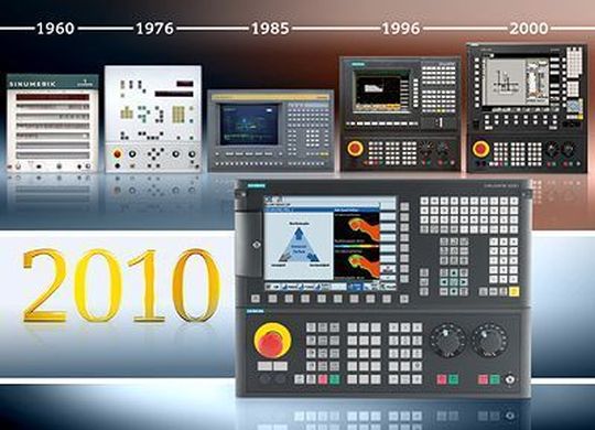 Siemens brachte mit Sinumerik 1960 die weltweit erste industrietaugliche NC (Numerical Control)-Steuerung auf den Markt. Heutzutage vernetzen Kunden mit Sinumerik alle Bereiche ihres Produktionsbetriebs, um Daten von der Entwicklung über die Konstruktion bis hin zur Fertigung an der CNC-gesteuerten Maschine auszutauschen (Bilder: Siemens) Siemens brachte mit Sinumerik 1960 die weltweit erste industrietaugliche NC (Numerical Control)-Steuerung auf den Markt. Heutzutage vernetzen Kunden mit Sinumerik alle Bereiche ihres Produktionsbetriebs, um Daten von der Entwicklung über die Konstruktion bis hin zur Fertigung an der CNC-gesteuerten Maschine auszutauschen (Bilder: Siemens)