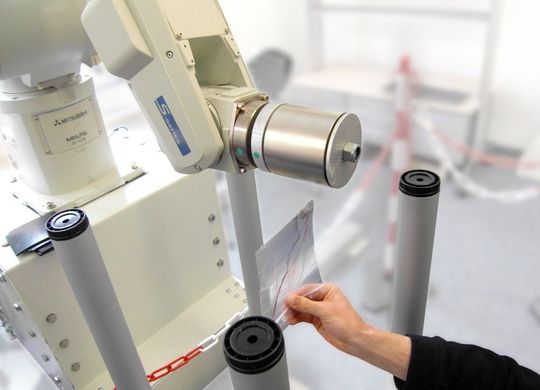 Kamerakapsel in Plastiktüte. Die Tüte simuliert das umgebende Gewebe, die Stromversorgung ist hier kabelgebunden, um auch längere Testreihen zu ermöglichen Kamerakapsel in Plastiktüte. Die Tüte simuliert das umgebende Gewebe, die Stromversorgung ist hier kabelgebunden, um auch längere Testreihen zu ermöglichen