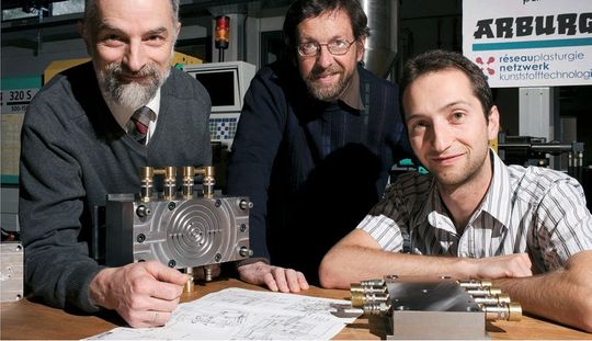 Dans le groupe «manufacturing et technologie des matériaux» les professeurs Jean-Marc Boéchat, Denis Cuche et Christophe Roulin se sont déjà beaucoup investi au sein du réseauplasturgie. (Image: Ecole d'ingénieurs et d'architectes de Fribourg) Dans le groupe «manufacturing et technologie des matériaux» les professeurs Jean-Marc Boéchat, Denis Cuche et Christophe Roulin se sont déjà beaucoup investi au sein du réseauplasturgie. (Image: Ecole d'ingénieurs et d'architectes de Fribourg)