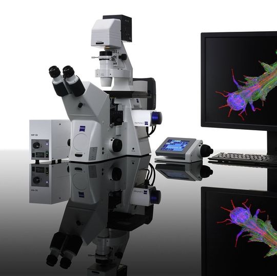 Die neue Systemlösung für die Fluoreszenzmikroskopie Apotome.2 wird einfach in den Leuchtfeldblendenschacht des Mikroskopstrahlenganges eingesetzt. Die neue Systemlösung für die Fluoreszenzmikroskopie Apotome.2 wird einfach in den Leuchtfeldblendenschacht des Mikroskopstrahlenganges eingesetzt.