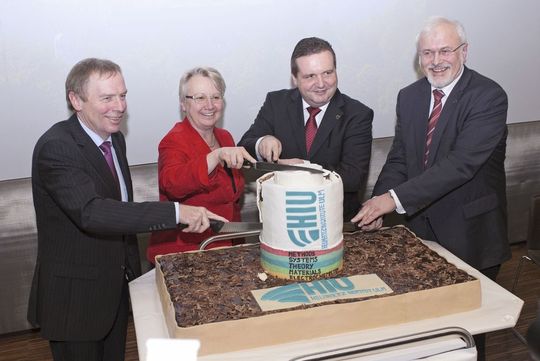 Feierlicher Auftakt: Karl Joachim Ebeling, Annette Schavan, Stefan Mappus und Eberhard Umbach eröffnen das neue Helmholtz-Institut Ulm zur Batterieforschung (v.l.n.r) (Bild: Uni Ulm) Feierlicher Auftakt: Karl Joachim Ebeling, Annette Schavan, Stefan Mappus und Eberhard Umbach eröffnen das neue Helmholtz-Institut Ulm zur Batterieforschung (v.l.n.r) (Bild: Uni Ulm)