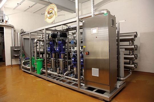 Bild 1: Die Umkehrosmose-Anlage mit frequenzgeregelten Lowara-Pumpen und mit einer Leistung von 50 m³/h wird in der Brauerei Gold Ochsen zur Brauwasseraufbereitung genutzt. (Bild: ITT) Bild 1: Die Umkehrosmose-Anlage mit frequenzgeregelten Lowara-Pumpen und mit einer Leistung von 50 m³/h wird in der Brauerei Gold Ochsen zur Brauwasseraufbereitung genutzt. (Bild: ITT)