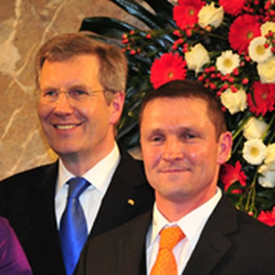 Zweiradmechanikermeister Oliver Groß (re.) und Bundespräsident Christian Wulff. Zweiradmechanikermeister Oliver Groß (re.) und Bundespräsident Christian Wulff.
