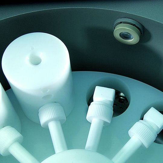 Für das Mikrowellen-Aufschlusssystem speedwave four bietet Berghof jetzt neben der berührungslosen Temperaturmessung auch eine patentierte, berührungslose Druckmessung in allen Gefäßen an. Für das Mikrowellen-Aufschlusssystem speedwave four bietet Berghof jetzt neben der berührungslosen Temperaturmessung auch eine patentierte, berührungslose Druckmessung in allen Gefäßen an.
