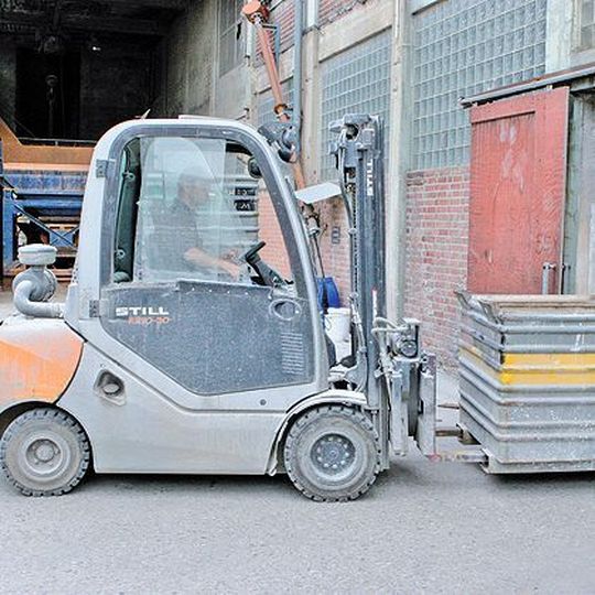 Die schwer beladenen Gabelstapler sind auf dem Werksgelände eines Anbieters von feuerfesten Steinen hohen Beanspruchungen ausgesetzt; der feine Staub setzt den Staplern zu. Die schwer beladenen Gabelstapler sind auf dem Werksgelände eines Anbieters von feuerfesten Steinen hohen Beanspruchungen ausgesetzt; der feine Staub setzt den Staplern zu.