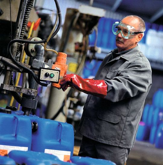 Die EU-Verordnung 1272/2008 regelt die Einstufung und Kennzeichnung chemischer Stoffe und Gemische. Darin wird auch geregelt, wann ein Stoff als „giftig“ oder „ätzend“ einzustufen ist. (Bild: Mewa) Die EU-Verordnung 1272/2008 regelt die Einstufung und Kennzeichnung chemischer Stoffe und Gemische. Darin wird auch geregelt, wann ein Stoff als „giftig“ oder „ätzend“ einzustufen ist. (Bild: Mewa)