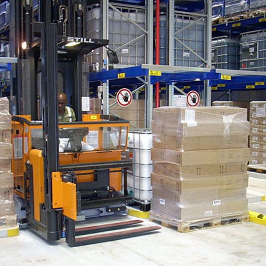 Über einen eigenentwickelten Funkdialog steuert die Logistik-Software alle Stapler im Hochregallager automatisch. Bild: Leogistics Über einen eigenentwickelten Funkdialog steuert die Logistik-Software alle Stapler im Hochregallager automatisch. Bild: Leogistics