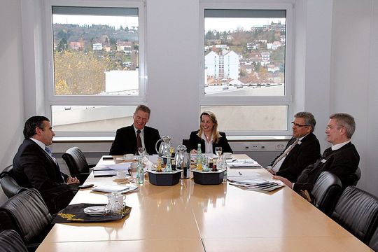 Beim MM-Roundtable Energie-Contracting stellten die Gesprächspartner dar, welche Vorteile, Einsparpotenziale und Gestaltungsmöglichkeiten es für den industriellen Mittelstand gibt. (Bild: Schäfer)