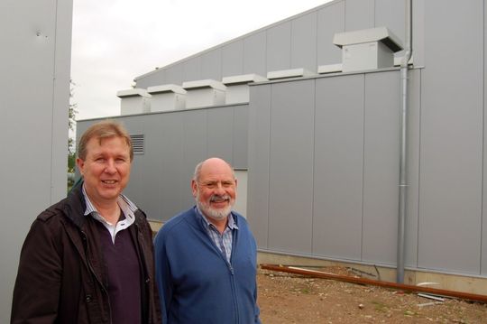 Bauherr Barthel Krosch (rechts) mit Installateur Robert Becker vor dem Hallenteil, auf dessen Dach die Wärmepumpen ihren Dienst verrichten. (Bild: Stiebel Eltron) Bauherr Barthel Krosch (rechts) mit Installateur Robert Becker vor dem Hallenteil, auf dessen Dach die Wärmepumpen ihren Dienst verrichten. (Bild: Stiebel Eltron)
