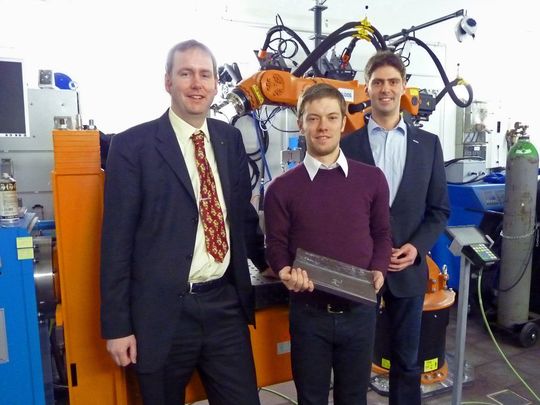 Professor Dr.-Ing. Michael Rethmeier, Dipl.-Ing. Christoph Heinze und Dr.-Ing. Christopher Schwenk mit einem Probeblech vor der Schweißanlage. (Bild: Fosta) Professor Dr.-Ing. Michael Rethmeier, Dipl.-Ing. Christoph Heinze und Dr.-Ing. Christopher Schwenk mit einem Probeblech vor der Schweißanlage. (Bild: Fosta)