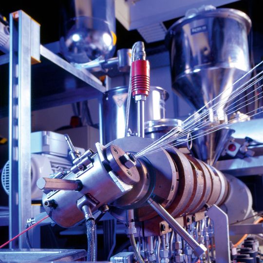 Der biobasierte Verbundwerkstoff wird im Extruder hergestellt. (Bild: Fraunhofer IAP/Armin Okulla)