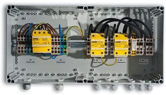 Single-Entry-Point-Prinzip: Am einfachsten ist es, einen integrierten PV-Anschlusskastendirekt am Wechselrichter zu montieren (Leutron)