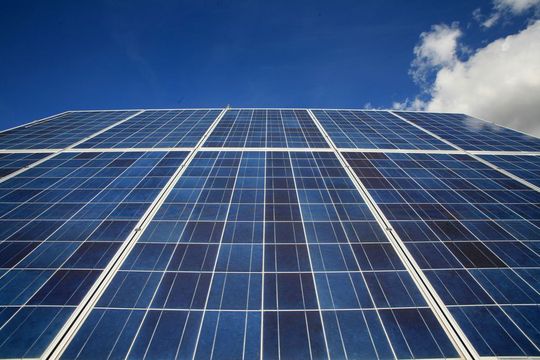 Solarstrom im Aufwind: Allein in der ersten Jahreshälfte 2010 wurden in Deutschland Photovoltaikanlagen mit einer Gesamtleistung von 3,85 GWp neu angemeldet - allerdings weisen die dabei installierten Schutzsysteme häufig Mängel auf (Rainer Sturm, pixelio.de)