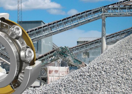 Bild 1: Der Übergabepunkt der Förderanlage muss zum Teil in großer Höhe angelegt sein. (Collage: Westpic - fotolia.com/Sell Media Company)