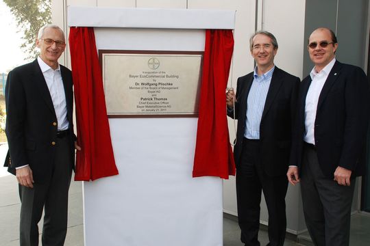 Bei der Einweihung des ersten emissionsneutralen Bayer-Bürogebäudes in Greater Noida bei Neu-Delhi, Indien.: Bayer-Forschungsvorstand Dr. Wolfgang Plischke (l.), Patrick Thomas, Vorstandsvorsitzender von Bayer MaterialScience (m.) und Stephan Gerlich, Bayer-Landessprecher Indien. (Bayer)