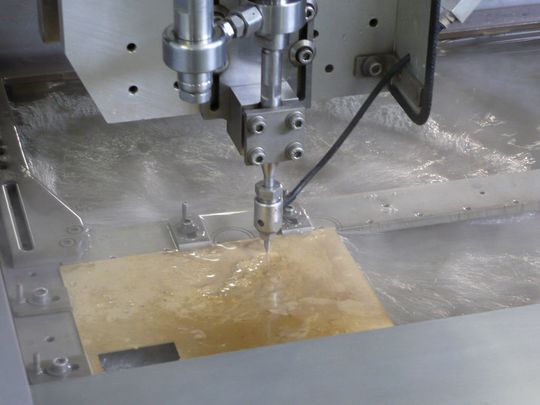 Bild 1: Bei der Bearbeitung mit dem Wasserstrahl bleibt das Werkstoffgefüge unverändert. Die genaue Schneidanlage ermöglicht feinste Konturen. (Bild: NUM) Bild 1: Bei der Bearbeitung mit dem Wasserstrahl bleibt das Werkstoffgefüge unverändert. Die genaue Schneidanlage ermöglicht feinste Konturen. (Bild: NUM)