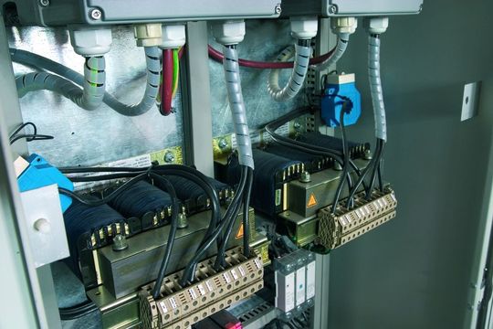 Kraftübertragung über Riemenscheiben und je ein zweistufiges Getriebe auf die Seiltriebe. (Danfoss)