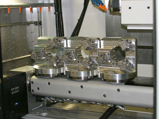 Bild 1: Vertikale Drei-Achs-Fräszentren mit aufgesetzter vierter oder fünfter Achse sind im Vergleich zu komplexen Fünf-Achs-Zentren in vielen Fällen flexibler, effizienter in der Produktion und kostengünstiger in der Anschaffung. (Bild: PL Lehmann)