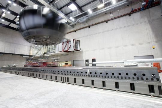 Fahrsimulator der Daimler AG mit hochdynamischem Antriebssteuerungssystem von Moog. (Bild: Daimler) Fahrsimulator der Daimler AG mit hochdynamischem Antriebssteuerungssystem von Moog. (Bild: Daimler)