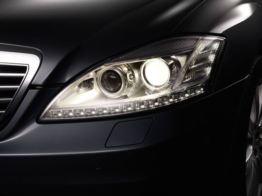 E- und S-Klasse von Mercedes-Benz mit noch hellerem Xenonlicht