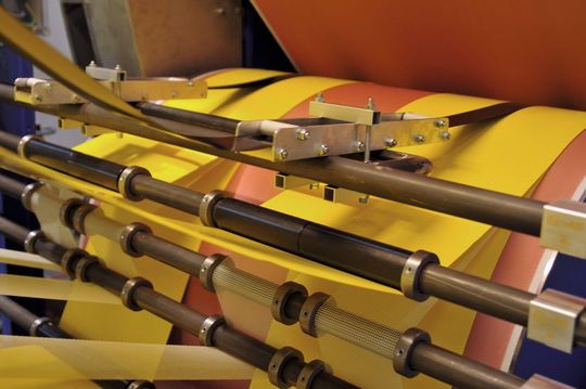 Herstellung von mehrlagigen Dichtfolien aus Butyl. Fünf Substrate werden mit hoher Genauigkeit in die Rotationsvulkanisation eingeführt. (Bild: Isgatec) Herstellung von mehrlagigen Dichtfolien aus Butyl. Fünf Substrate werden mit hoher Genauigkeit in die Rotationsvulkanisation eingeführt. (Bild: Isgatec)
