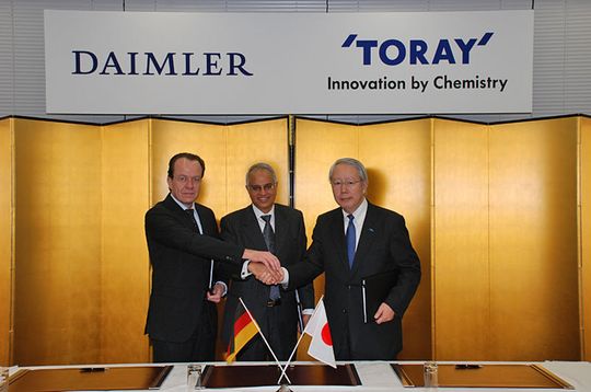 Toray Industries und Daimler bei der Unterzeichnung eines Joint Ventures zur Herstellung und Vermarktung von CFK-Automobilteilen (v. l. n. r.): Rainer Christian Genes (Vice President, Production Planning Mercedes-Benz Cars), Prof. Dr.-Ing. Bharat Balasubramanian (Vice President Product Innovations & Process Technologies in Group Research & Advanced Engineering der Daimler AG) und Shinichi Koizumi (Executive Vice President Representative Director Toray). (Bild: Daimler) Toray Industries und Daimler bei der Unterzeichnung eines Joint Ventures zur Herstellung und Vermarktung von CFK-Automobilteilen (v. l. n. r.): Rainer Christian Genes (Vice President, Production Planning Mercedes-Benz Cars), Prof. Dr.-Ing. Bharat Balasubramanian (Vice President Product Innovations & Process Technologies in Group Research & Advanced Engineering der Daimler AG) und Shinichi Koizumi (Executive Vice President Representative Director Toray). (Bild: Daimler)