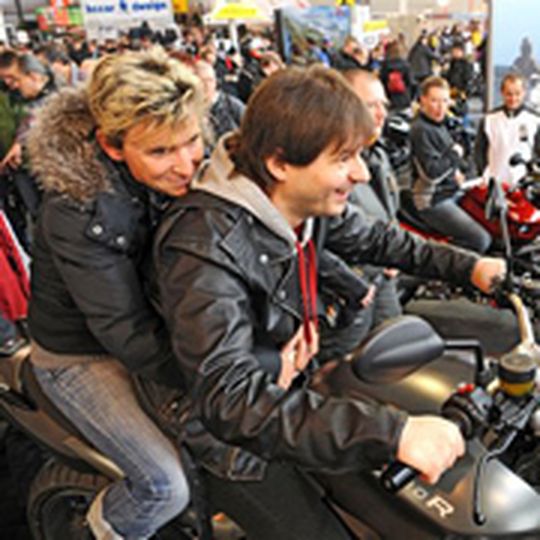 Aufsitzen zur Motorradsaison 2011: Auf der Motorradwelt Bodensee in Friedrichshafen hat es als Trockenübung schon mal geklappt! Aufsitzen zur Motorradsaison 2011: Auf der Motorradwelt Bodensee in Friedrichshafen hat es als Trockenübung schon mal geklappt!