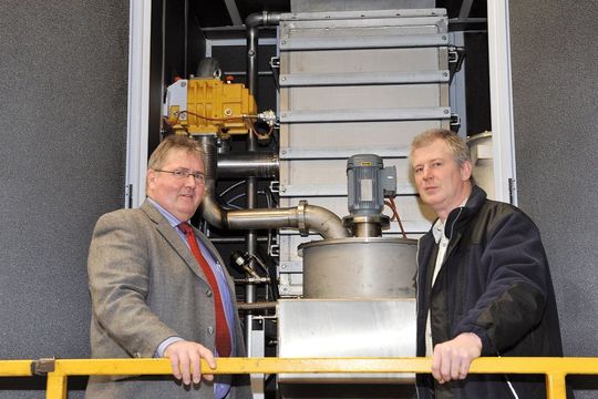 Betriebsleiter Dieter Blöhs (links) und Meister Anjo Schonz von Geberit Mapress: „Wir haben gravierend geringere Abfallkosten, weil wir Brauchwasser zurückgewinnen und nur noch zehn Prozent der ursprünglichen Entsorgungsvolumina anfallen.“ (Bild: MKR) Betriebsleiter Dieter Blöhs (links) und Meister Anjo Schonz von Geberit Mapress: „Wir haben gravierend geringere Abfallkosten, weil wir Brauchwasser zurückgewinnen und nur noch zehn Prozent der ursprünglichen Entsorgungsvolumina anfallen.“ (Bild: MKR)