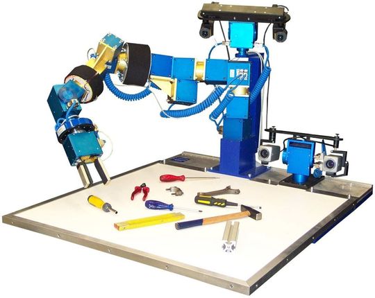 Der Roboter Cora "schaut" auf einen Tisch mit verschiedenen Objekten, die er mit Hilfe von Sensorinformationen wahrnehmen kann und auf die er gerichtete Handlungsfolgen generieren soll. (Bild: RUB) Der Roboter Cora "schaut" auf einen Tisch mit verschiedenen Objekten, die er mit Hilfe von Sensorinformationen wahrnehmen kann und auf die er gerichtete Handlungsfolgen generieren soll. (Bild: RUB)
