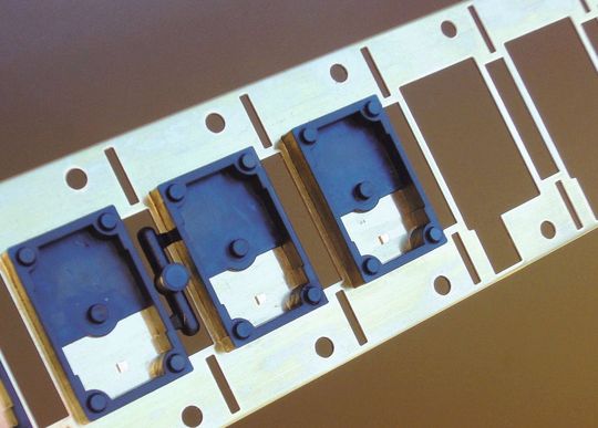 Umspritzte Stanz- und Stanzbiegeteile können komplett auf einer Maschine hergestellt werden. Das spart Handlingprozesse ein. Die Wirtschaftlichkeit wird erhöht. (Bild: MMS)