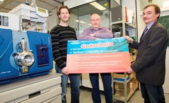 Dr. Peter Fischer (rechts) überreicht den Gutschein an Prof. Dr. Wilhelm Schänzer (Mitte). (Bild: Klaus Wohlmann) Dr. Peter Fischer (rechts) überreicht den Gutschein an Prof. Dr. Wilhelm Schänzer (Mitte). (Bild: Klaus Wohlmann)