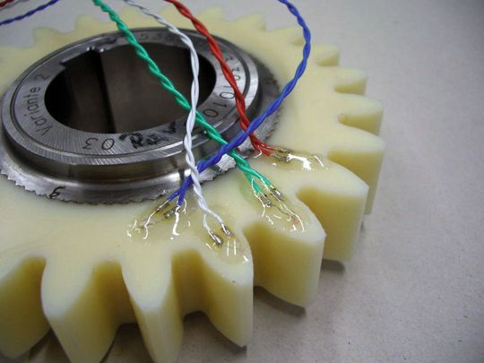 3 Temperaturmessungen wurden an den Prüfrädern mit Widerstandsthermometern in Zahnmitte sowie im Flanken- und Zahnfußbereich durchgeführt. (Handtmann Elteka)