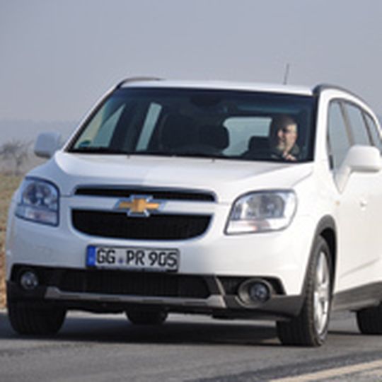 Der Orlando wird auf derselben Plattform aufgebaut wie der Chevy Cruze und der Opel Astra. Der Orlando wird auf derselben Plattform aufgebaut wie der Chevy Cruze und der Opel Astra.
