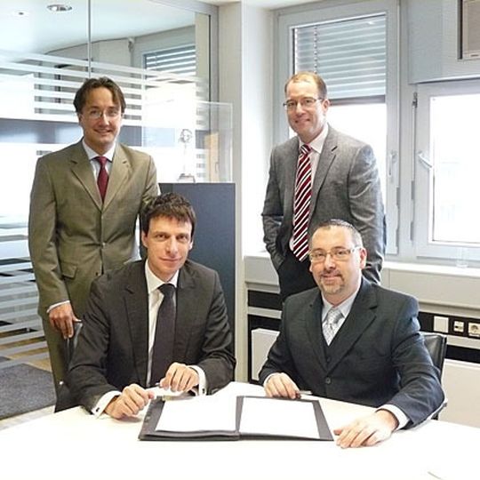 Den E-Freight-Vertrag haben unterzeichnet: Mario Blumenröhr, Lufthansa Cargo (links stehend), Helmut Kaspers, Logwin (rechts hinten), Markus Witte, Lufthansa Cargo (links sitzend) und Andy Nutz, Logwin. Bild: Lufthansa Cargo Den E-Freight-Vertrag haben unterzeichnet: Mario Blumenröhr, Lufthansa Cargo (links stehend), Helmut Kaspers, Logwin (rechts hinten), Markus Witte, Lufthansa Cargo (links sitzend) und Andy Nutz, Logwin. Bild: Lufthansa Cargo