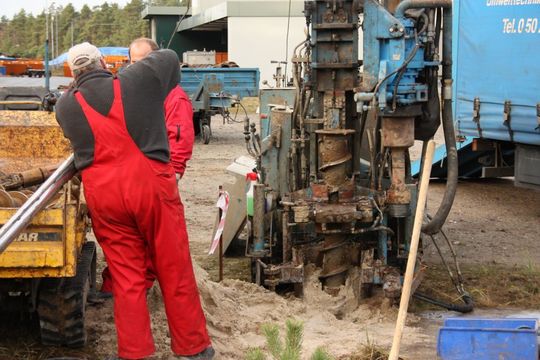 Um ein neues Verfahren zu testen, das eine kostengünstige Aufbereitung arsenhaltigen Wassers ermöglichen soll, wurden auf einem ehemaligen Militärgelände zwei Brunnen gebohrt. (Bild: Timo Krüger/Leibniz Universität Hannover)