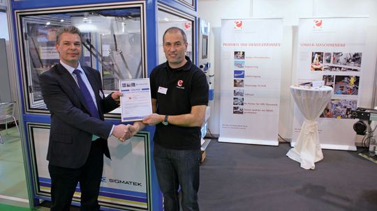 Beat Meili, Geschäftsführer Sigmatek Schweiz AG (links) und Urs Thoma, Geschäftsführer Elwitec GmbH (rechts) bei der Übergabe der Robotic Solution Partner Urkunde. (Bild: Elwitec/Sigmatek) Beat Meili, Geschäftsführer Sigmatek Schweiz AG (links) und Urs Thoma, Geschäftsführer Elwitec GmbH (rechts) bei der Übergabe der Robotic Solution Partner Urkunde. (Bild: Elwitec/Sigmatek)